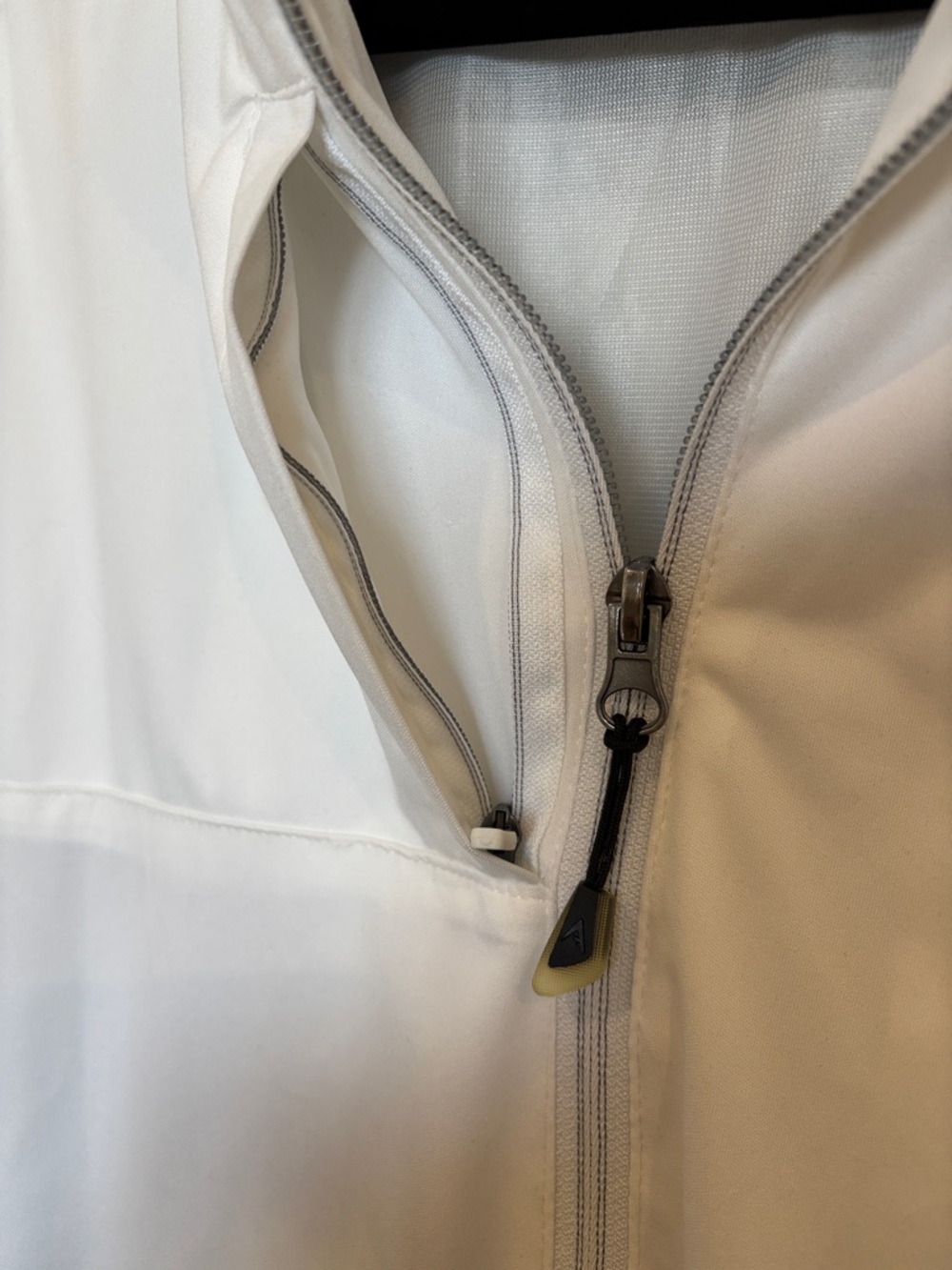 New York Yankees Women's White & Gray Zip-Up Jacket - Picture 3 of 7